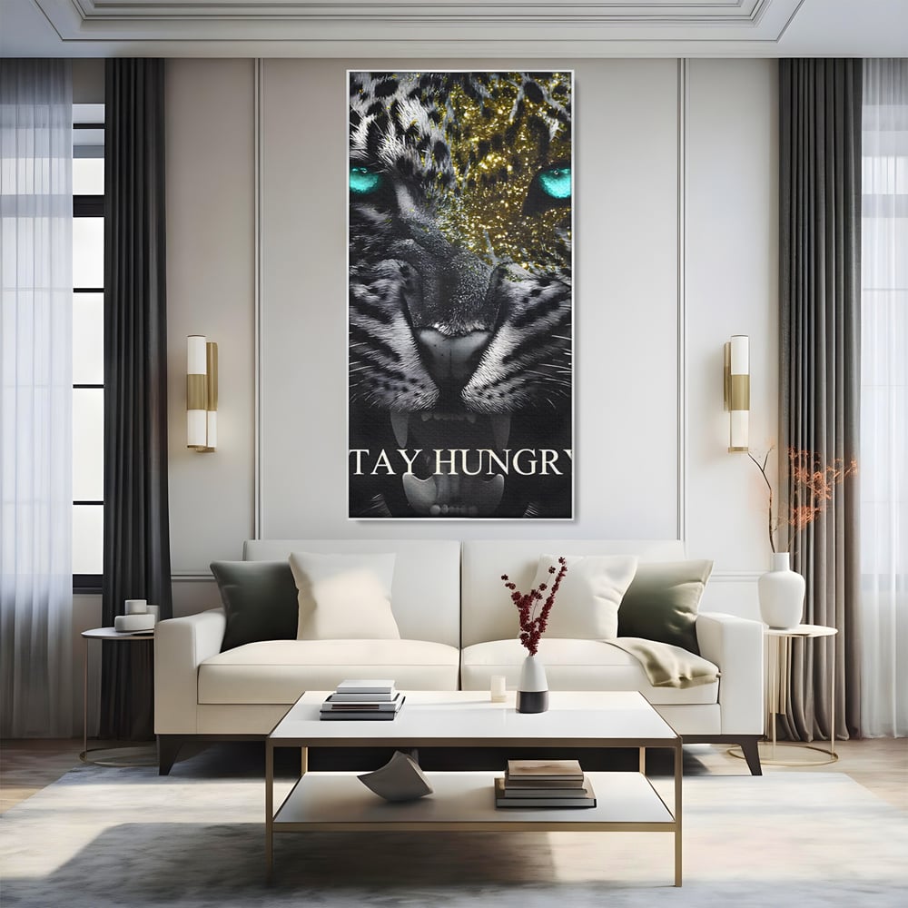 Tablou canvas cu tablou canvas cu leu fioros, in rama de aluminiu argintiu, pe perete intr-un living